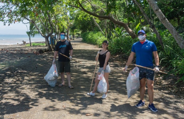 150 Moments Costa Rica Collecting Garbage 2
